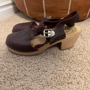 Lotta’s T bar clogs